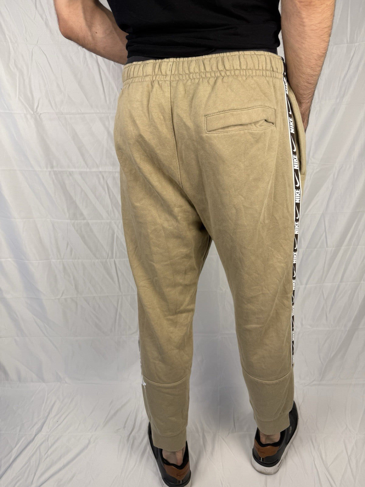 Nike Track Pants – Beige / Creme – Größe M – Standard Fit