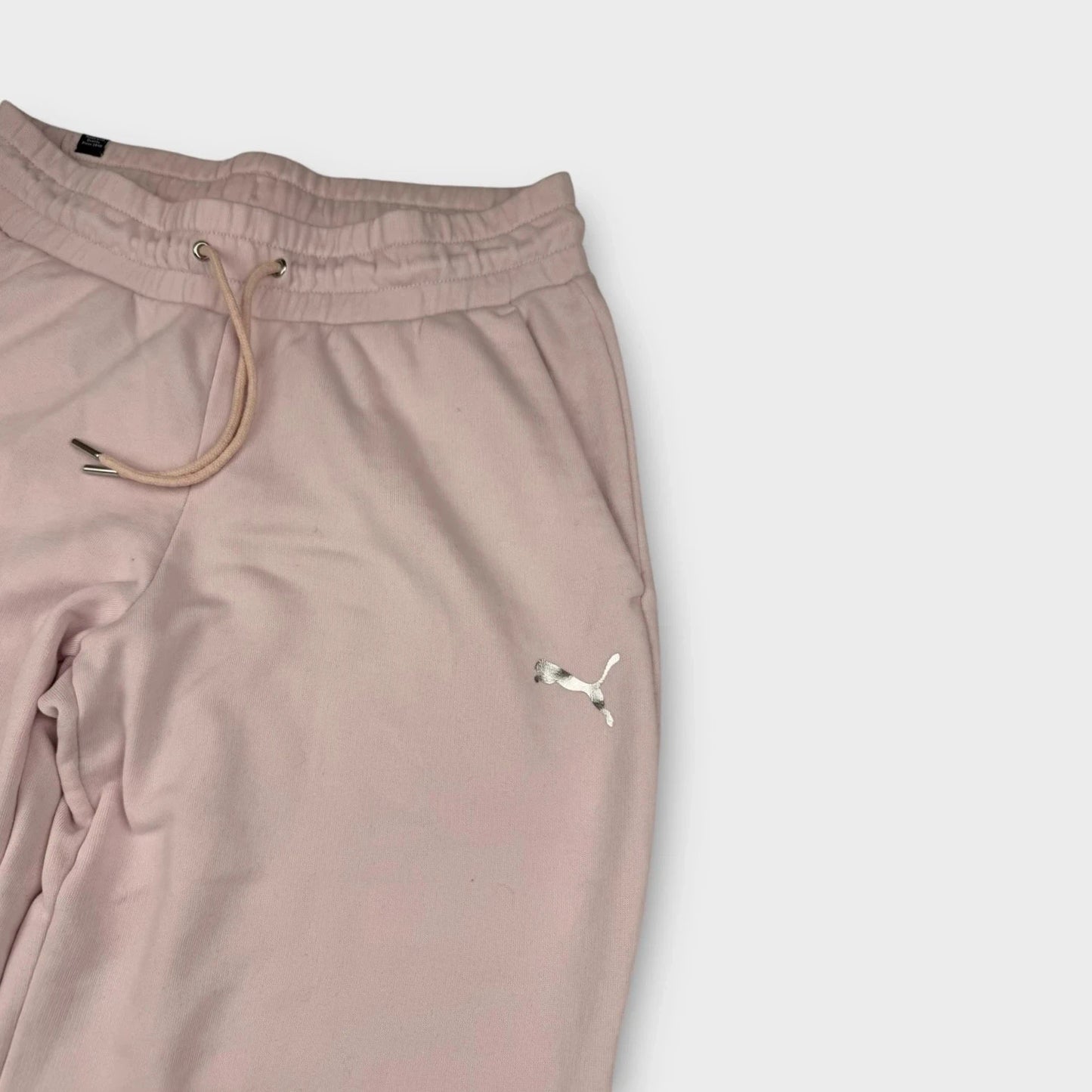 PUMA – Pinker Tracksuit mit silbernem Logo & Backprint – Größe S
