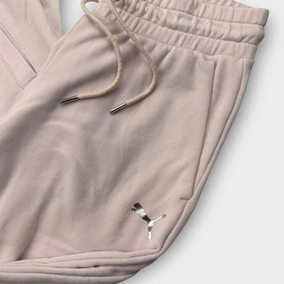 PUMA – Pinker Tracksuit mit silbernem Logo & Backprint – Größe S