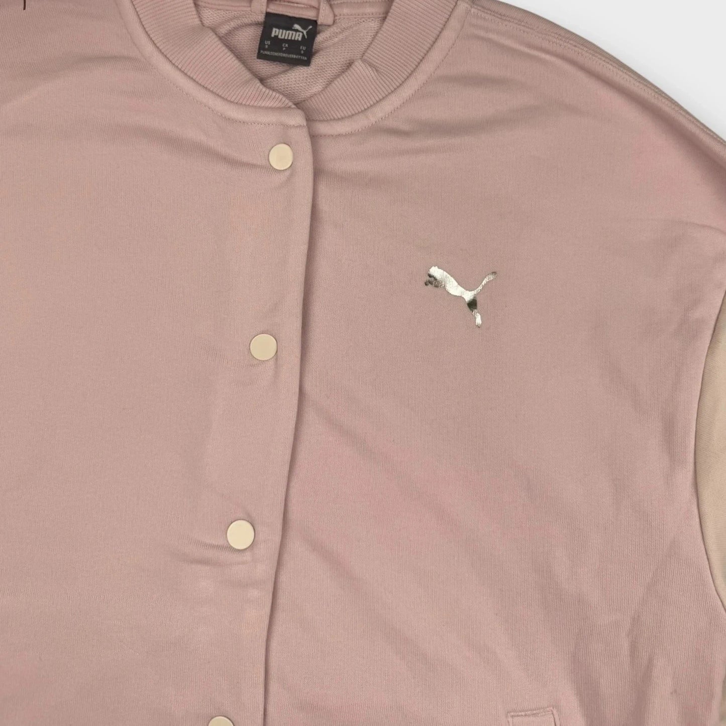 PUMA – Pinker Tracksuit mit silbernem Logo & Backprint – Größe S