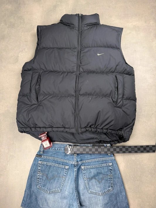 Nike pufferweste – schwarz – Y2K – Größe XL vintage Daunen (Brandloch)