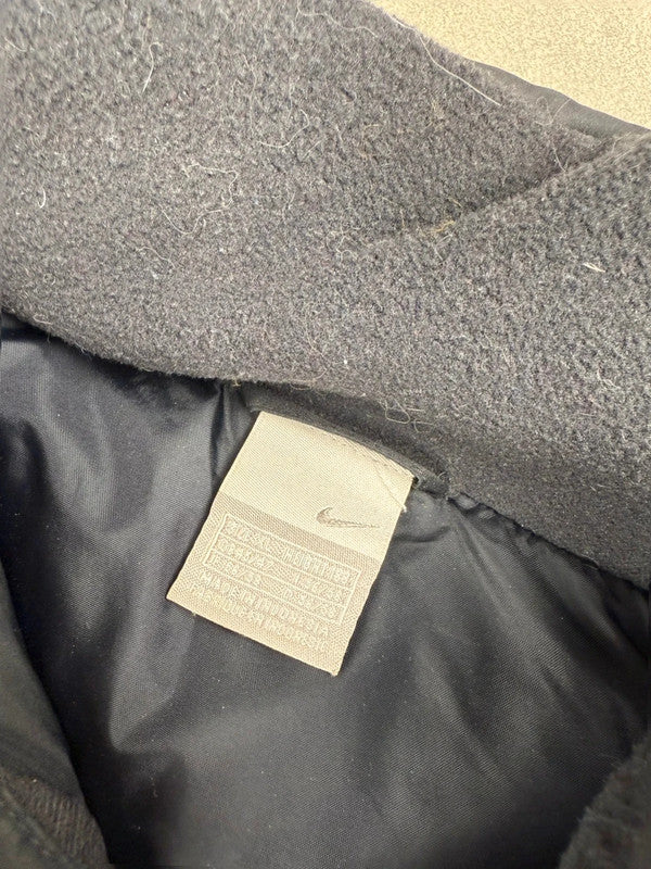 Nike pufferweste – schwarz – Y2K – Größe XL vintage Daunen (Brandloch)
