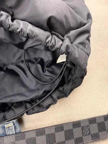 Nike pufferweste – schwarz – Y2K – Größe XL vintage Daunen (Brandloch)