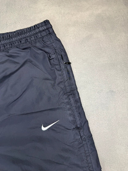 Nike Trackpants – Schwarz – Double Open Leg Stitching – Größe S