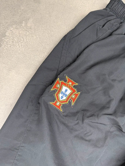 Nike Portugal Trackpants – Logo + Wappen – Schwarz – Größe s