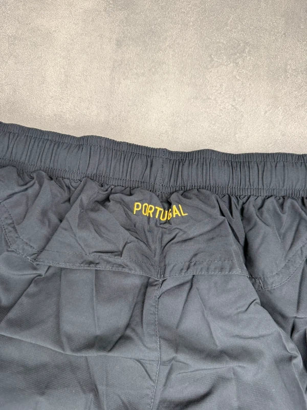 Nike Portugal Trackpants – Logo + Wappen – Schwarz – Größe s