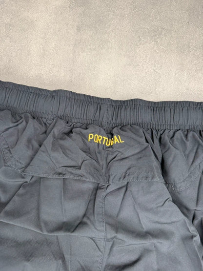 Nike Portugal Trackpants – Logo + Wappen – Schwarz – Größe s