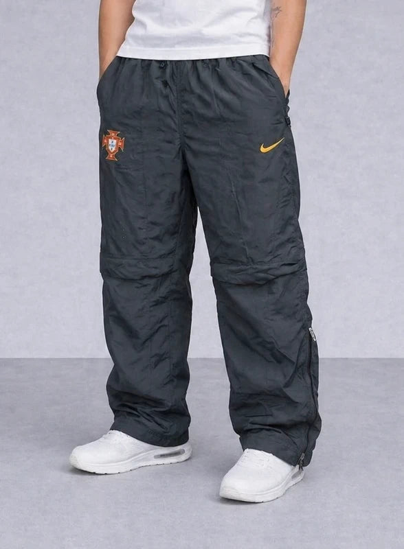 Nike Portugal Trackpants – Logo + Wappen – Schwarz – Größe s