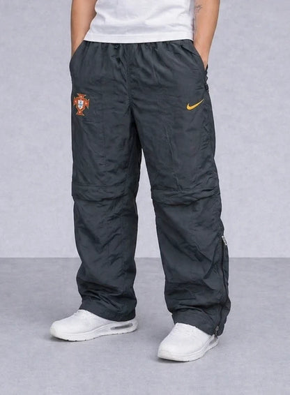 Nike Portugal Trackpants – Logo + Wappen – Schwarz – Größe s