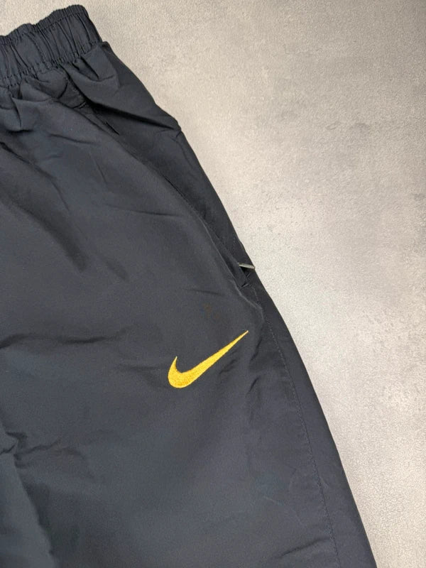 Nike Portugal Trackpants – Logo + Wappen – Schwarz – Größe s