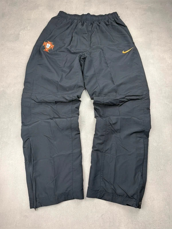 Nike Portugal Trackpants – Logo + Wappen Gestickt Portugal  – schwarz – Größe L
