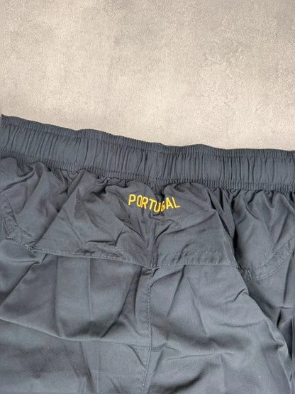 Nike Portugal Trackpants – Logo + Wappen Gestickt Portugal  – schwarz – Größe L