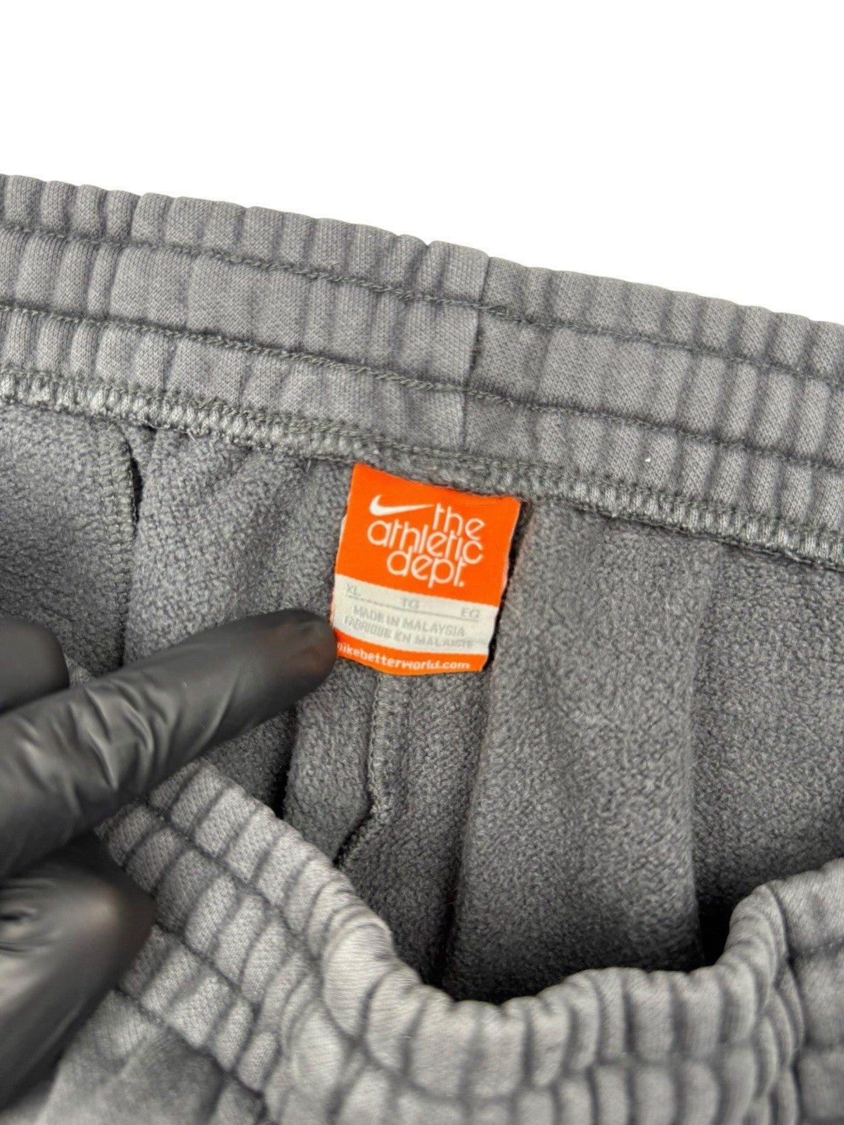 Nike – Jogginghose – Grau mit schwarzem Piping – Größe XL