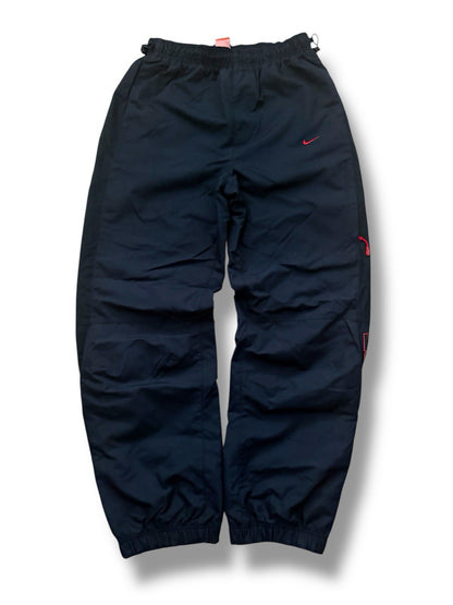 Nike Athletic Dept. Track Pants – Schwarz – Größe M – Open Leg