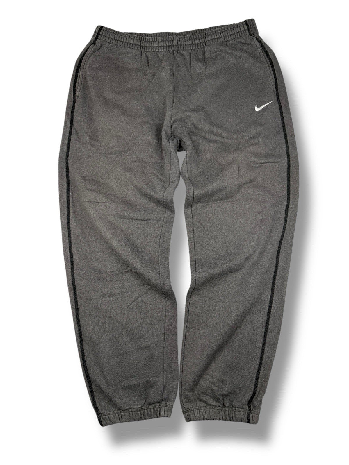 Nike – Jogginghose – Grau mit schwarzem Piping – Größe XL