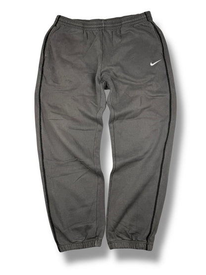 Nike – Jogginghose – Grau mit schwarzem Piping – Größe XL